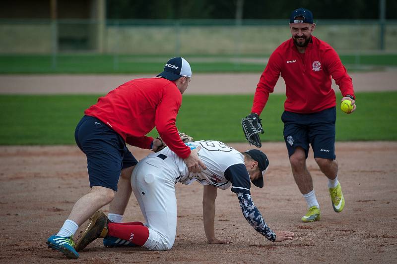 Arrows Fest 2018 v Ostravě-Porubě nabídl exhibiční zápas hokejistů Vítkovic, baseballistů Arrows Ostrava a amerických fotbalistů Steelers Ostrava.