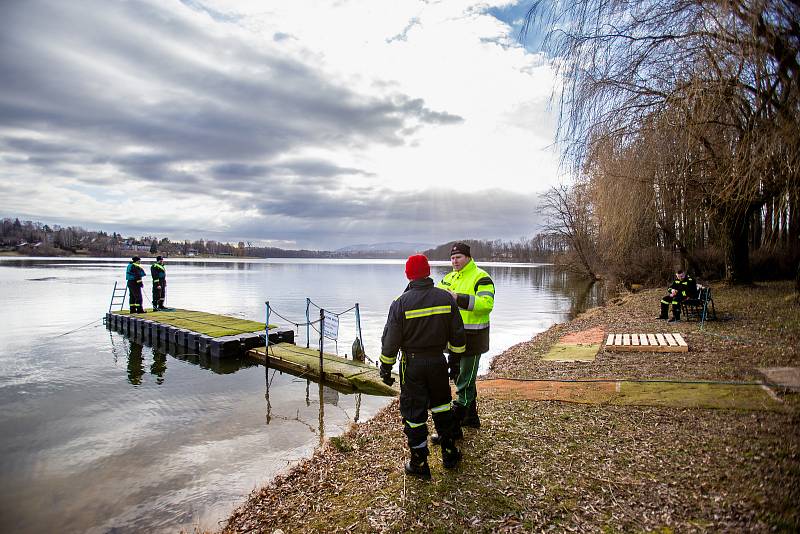 Báňští potápěči z HBZS cvičí záchranu pod vodou v Žermanické přehradě, 18. února 2022 v Lučině.