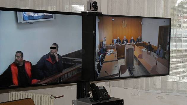 Rozsudek byl vyhlášen formou videokonference mezi Ostravou a Kosovem. Albánec (na levé obrazovce se svým obhájcem u soudu v Kosovu) vyvázl s podmíněným trestem. Na pravé obrazovce je zachyceno dění u Krajského o soudu v Ostravě.