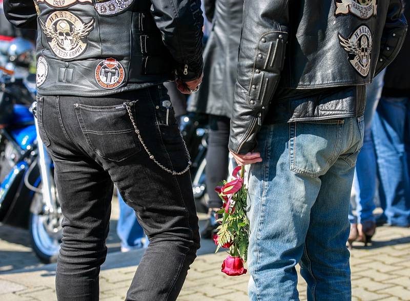 Pohřeb Věry Špinarové - ústřední hřbitov ve Slezské Ostravě.Přijeli fanoušci Věry Špinarové na motocyklech převážně Harley