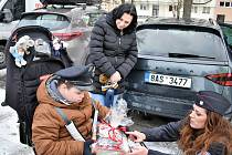 Boriskovi přišla pogratulovat i Eva Michalíková z moravskoslezské policie. Kromě sladkostí přinesla i policejní čepici.