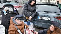 Boriskovi přišla pogratulovat i Eva Michalíková z moravskoslezské policie. Kromě sladkostí přinesla i policejní čepici.