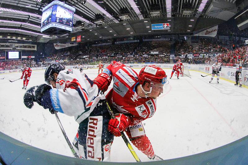 Čtvrtfinále play off hokejové extraligy - 3. zápas: HC Vítkovice Ridera - HC Oceláři Třinec, 24. března 2019 v Ostravě. Na snímku (zleva) Rastislav Dej, Guntis Galvins.