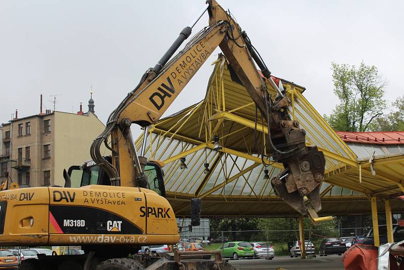 Demolice staré tržnice na Černé louce, 16.  května v Ostravě.