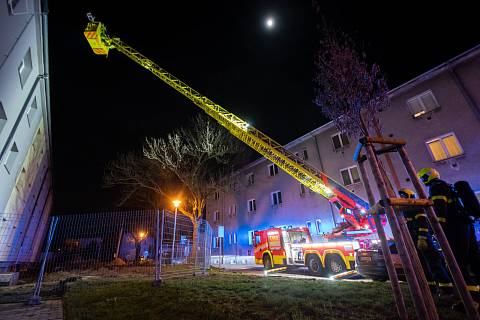 Pět jednotek hasičů zasahovalo ve středu 21. února 2024 večer u požáru podkroví a části střechy v Ostravě-Hulvákách.