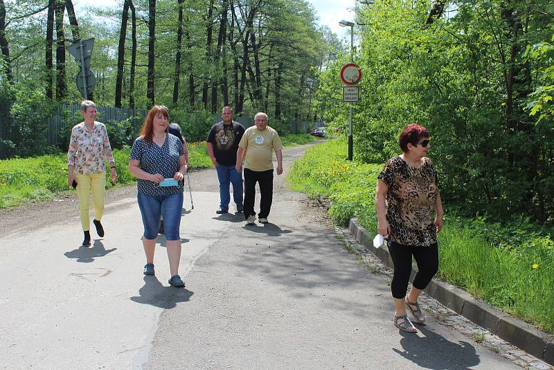 Usedlíkům v Ostravě-Kunčicích (jejich část na snímku) se nelíbí záměr výstavby skladovací haly a kácení toho mála lesního porostu, který v okolí je. Obávají se také zvýšení frekvence nákladní dopravy a skladování stavebního materiálu.