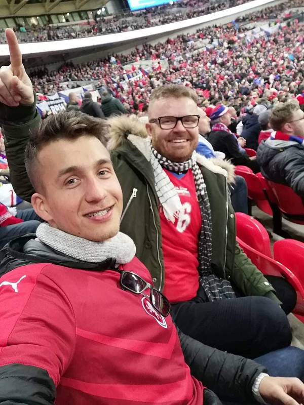 Čeští fotbalisté sice ve Wembley nezazářili, čeští fanoušci však ano. Památku na zápas si udělal i čtenář Deníku z Moravskoslezského kraje Lukáš Martinák.