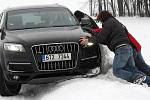 Řidiči se ve čtvrtek mohli u mošnovského letiště v praxi naučit reagovat na komplikace způsobené jízdou na sněhu v rámci druhého ročníku Školy smyku.