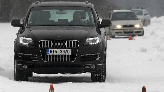 Řidiči se ve čtvrtek mohli u mošnovského letiště v praxi naučit reagovat na komplikace způsobené jízdou na sněhu v rámci druhého ročníku Školy smyku.