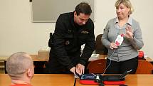 Prvních šestnáct ostravských strážníků ve středu absolvovalo školení zaměřené na používání přenosných defibrilátorů, které za 105 tisíc korun pořídila městská policie.
