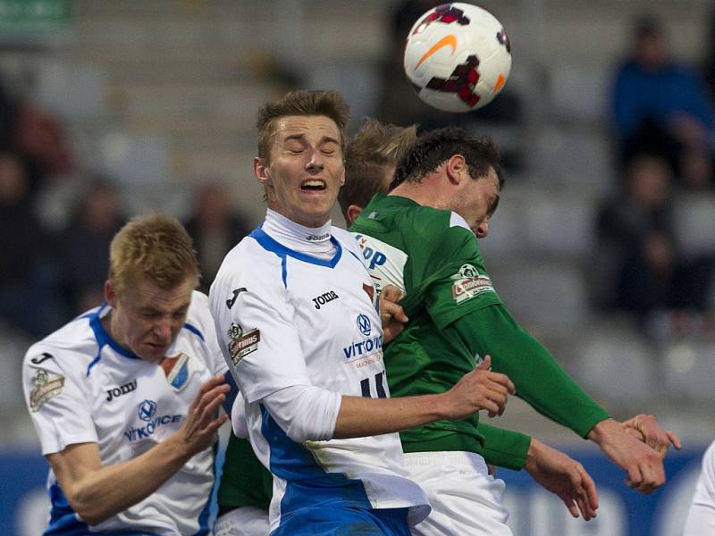 Baumit Jablonec vs. Baník Ostrava. Michal Frydrych na snímku vlevo dole, v souboji baníkovský Ján Greguš s Martinem Doležalem z Jablonce. 