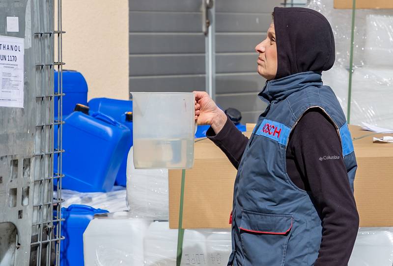 VÝROBA lihové dezinfekce na ruce na Vysoké škole báňské – Technické univerzitě Ostrava, produkce je zatím pouze pro kraj, ale už loudí i odjinud.