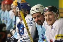 Uniformy za hokejovou dresy vyměnili policisté a hasiči, kteří se v Ostravě účastní republikového mistrovství v ledním hokeji. 