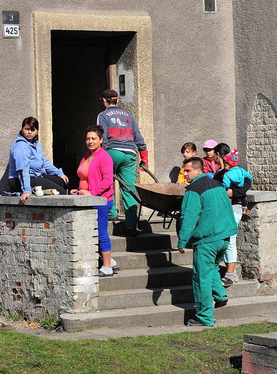 Obyvatelé Liščiny se o prvním dubnovém víkendu pustili do jarního úklidu