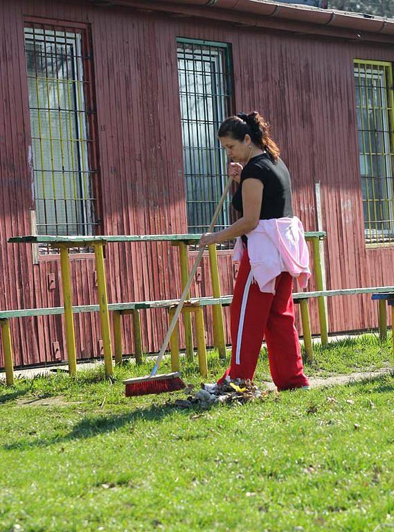 Obyvatelé Liščiny se o prvním dubnovém víkendu pustili do jarního úklidu