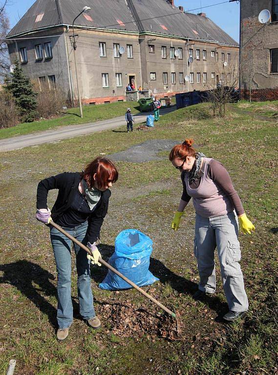 Obyvatelé Liščiny se o prvním dubnovém víkendu pustili do jarního úklidu