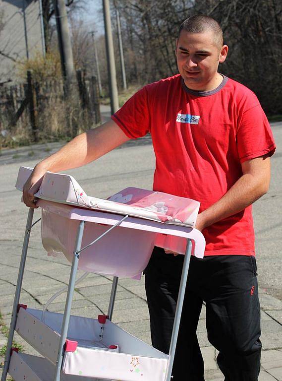 Obyvatelé Liščiny se o prvním dubnovém víkendu pustili do jarního úklidu