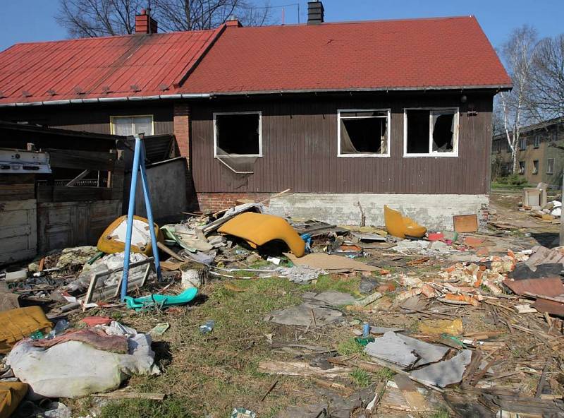 Obyvatelé Liščiny se o prvním dubnovém víkendu pustili do jarního úklidu