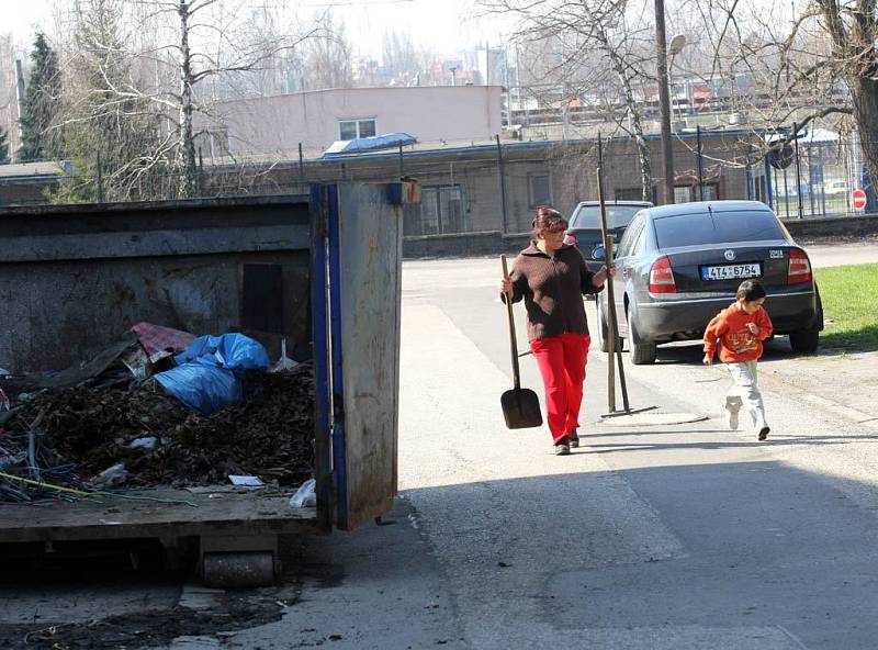 Obyvatelé Liščiny se o prvním dubnovém víkendu pustili do jarního úklidu