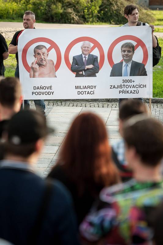 Proč? Proto! Demonstrace namířená proti předsedovi hnutí ANO Andreji Babišovi, prezidentovi Miloši Zemanovi a na podporu dodržování ústavy v Ostravě.