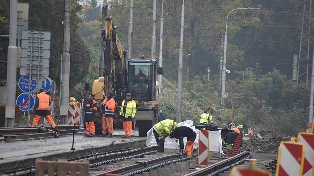 Práce v Hlučínské ulici začaly 1. září a jsou v plném proudu.