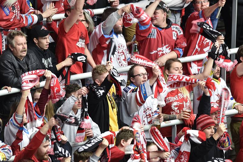 Čtvrtfinále play off hokejové extraligy - 1. zápas: HC Oceláři Třinec - HC Vítkovice Ridera, 20. března 2019 v Třinci. Na snímku fanoušci Třince.