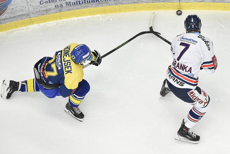 Utkání 32. kola hokejové extraligy: HC Vítkovice Ridera - PSG Berani Zlín, 4. ledna 2019 v Ostravě. Na snímku (zleva) Honejsek Antonín a Ivan Baranka.