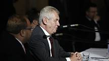 Prezident Miloš Zeman debatoval i se studenty gymnázia Hladnov.  