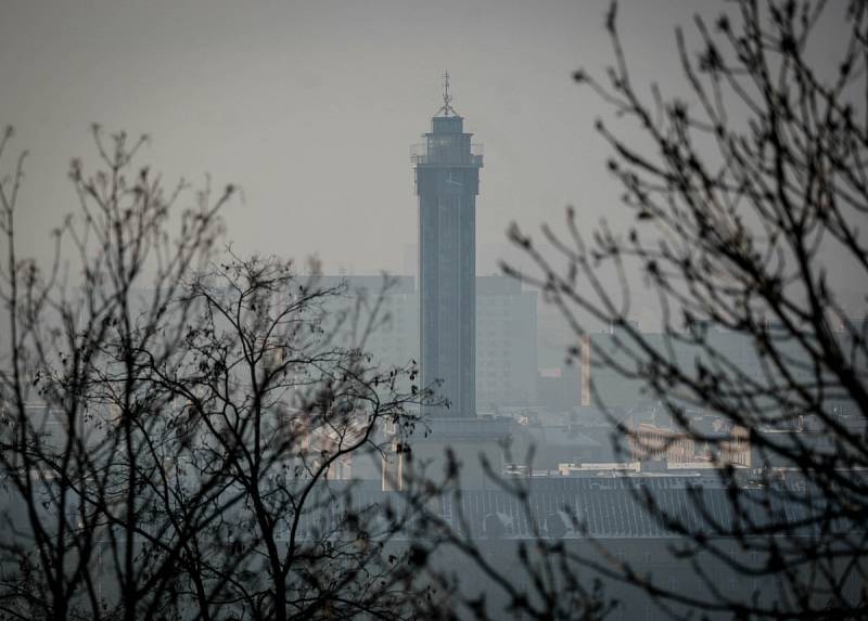 Ostravu sužuje smog i mráz. MHD "topí o život".