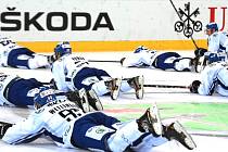 Vítězné rybičky hokejistů HC VÍTKOVICE STEEL po výhře nad Fribourgem a v základní skupině Spengler Cupu 2012