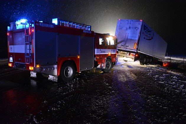 Zásah hasičů u kamionu havarovaného na dálnici. 