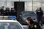 Policisté ve čtvrtek ráno a dopoledne prohledávali objekt firmy v Ostravě-Hrabové, kde anonym nahlásil uložení bomby.