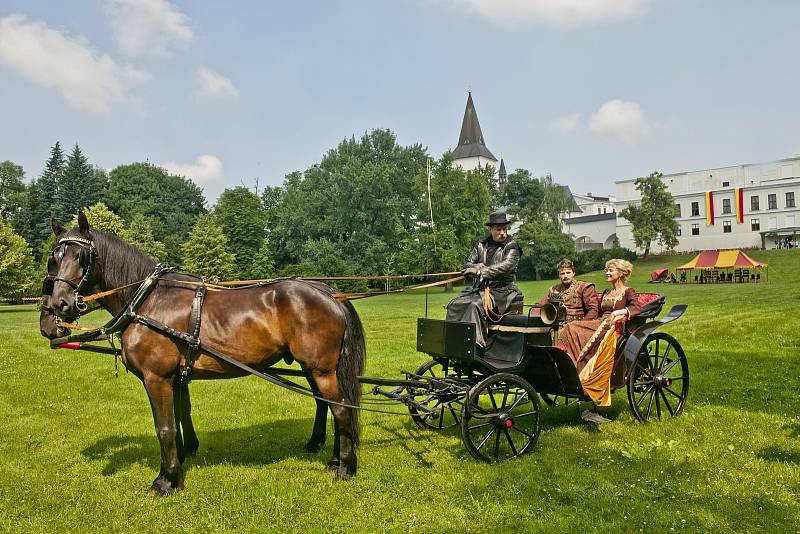 Oficiální promo fotky herců z pohádky Když draka bolí hlava v interiérech a exteriérech karvinského zámku. Foto: Lenka Hatašová