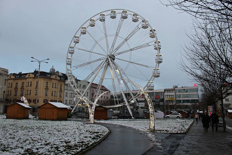 Zatímco Masarykovo náměstí v Ostravě zelo v sobotu 27. listopadu 2021 odpoledne kvůli zákazu pořádání adventních trhů téměř prázdnotou, v nákupních centrech byly stovky lidí.