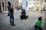 Jiráskovo náměstí v centru Ostravy zdobí od konce prosince socha Leoše Janáčka, který je zachycen v životní velikosti a kolemjdoucí si k němu mohou přisednout a třeba se s ním i vyfotografovat.
