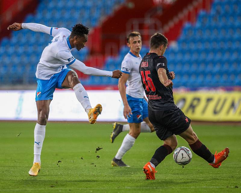 Utkání 6. kola fotbalové Fortuna ligy: FC Baník Ostrava - Slavia Praha, 4. října 2020 v Ostravě. Muhamed Tijani z Ostravy, Ondřej Kúdela ze Slavie.