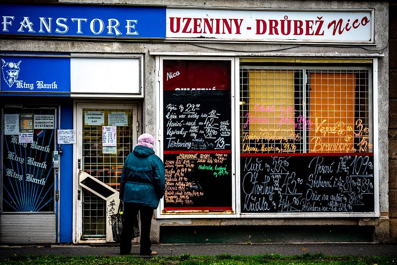 Senioři od 65 let, pro které vláda ČR kvůli karanténě vymezila dobu nákupu od 7 do 9 hodin, při svých ranních nákupech v Ostravě.