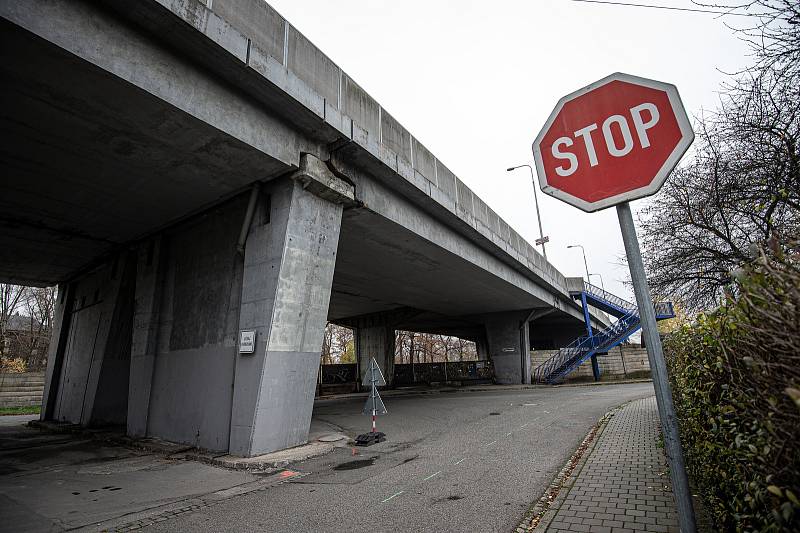 Mosty v Rudné ulici mezi ostravským městským stadionem a vlakovým nádražím Ostrava-Vítkovice čeká bourání a následná výstavba nových pilířů, 15. listopadu 2021.