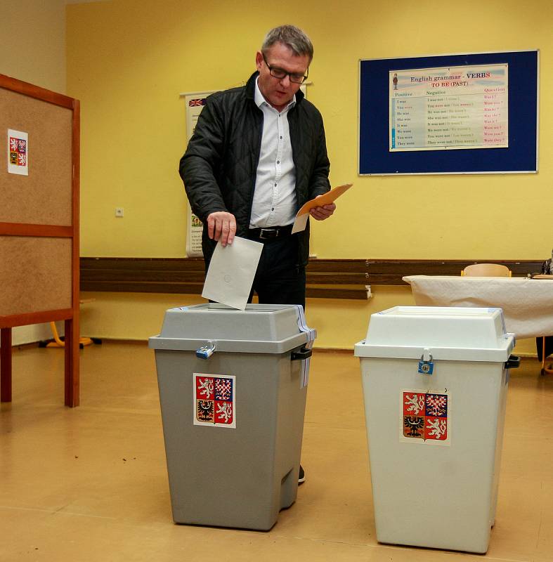 Volby 2017 v Ostravě. Na fotografii Lubomír Zaorálek, který přijel volit do Základní školy Jana Šoupala v Ostravě-Porubě.