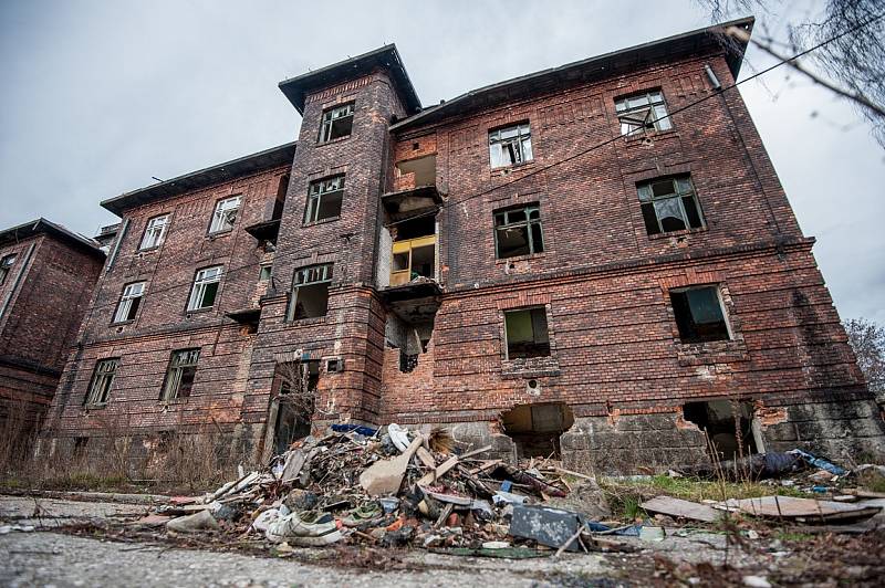 Ostravské ghetto Přednádraží. Snímek ze začátku roku 2014. Opuštěné domy v lukrativní ostravské čtvrti i nadále chátrají. 