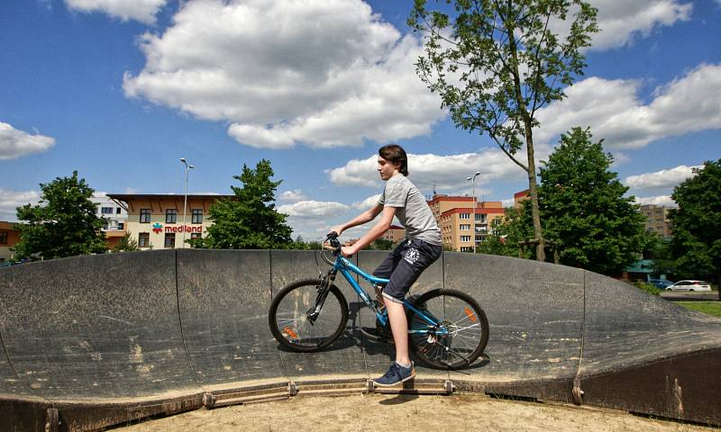 Na kole, bruslích i koloběžce. Ostrava-Jih se chlubí zbrusu novou takzvaně modulární pumtrackovou dráhou.