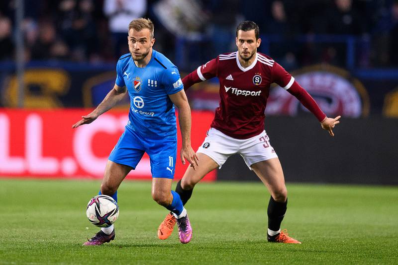 Fotbalisté Baníku Ostrava (v modrém) na hřišti pražské Sparty.