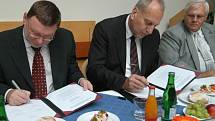 Memorandum o spolupráci podepsali napříkla Zbyněk Stanjura, primátor Opavy, hejtman Evžen Tošenovský a František Chobot, primátor Havířova (zleva).