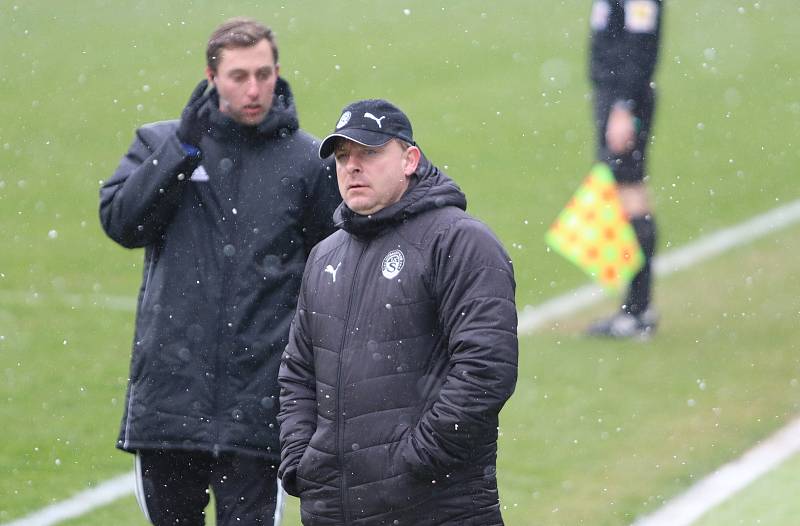 Fotbalisté Baníku Ostrava (v modrém) prohráli nedělní utkání 24. kola FORTUNA:LIGY na Slovácku 1:2.