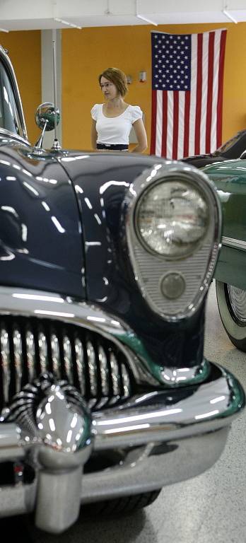 Výstava starých amerických vozů na Černé louce. 