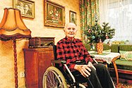 103letý Josef Mrkvička z ostravského Domova pro seniory Kamenec má rád cukroví a vaječný koňak. 