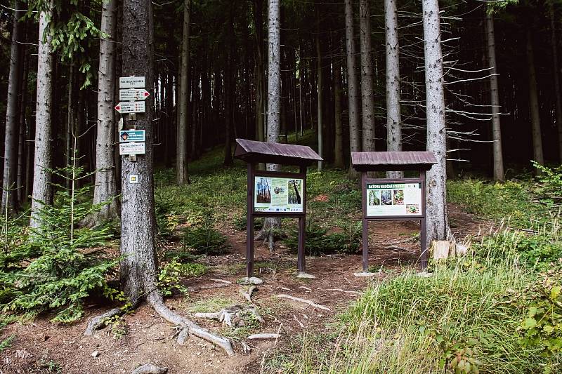 Přes Vsetínské vrchy vede Baťova naučná stezka, která obsahuje celkem 15 zastavení a krásné výhledy do kopců.