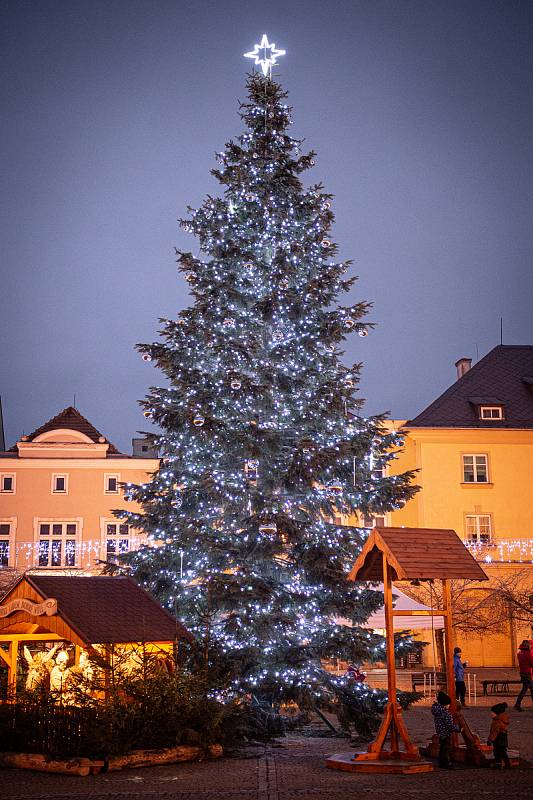 Vánoční strom v Bruntále na náměstí.