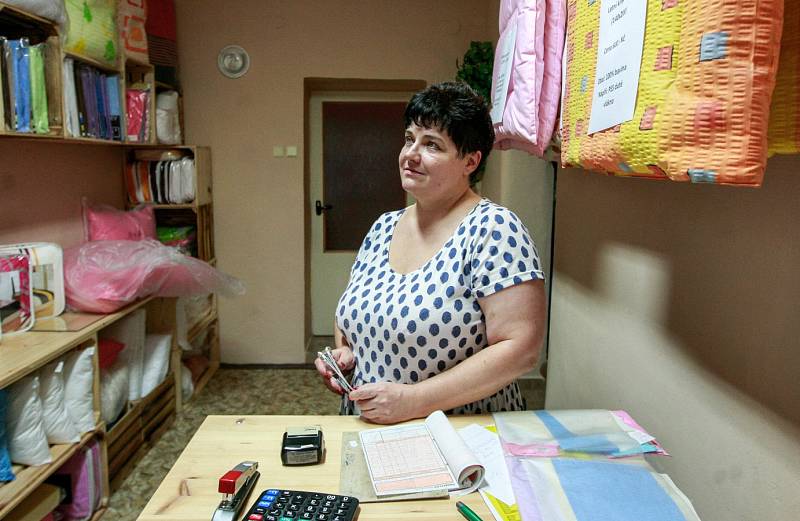 Provozovna firmy Peřík, která sídlí v nenápadném domku v Ostravě-Muglinově, nabízí praní a čištění peří i šití péřových ložních výrobků.