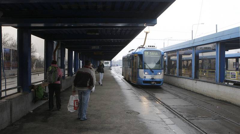 Žalostný stav Frýdlantských mostů je patrný na každém kroku. Obklady jsou posprejované, barvy oprýskané, skla rozbité, podchodem se šíří nepříjemný zápach. Důležitý přestupní uzel zoufale volá po razantní proměně.